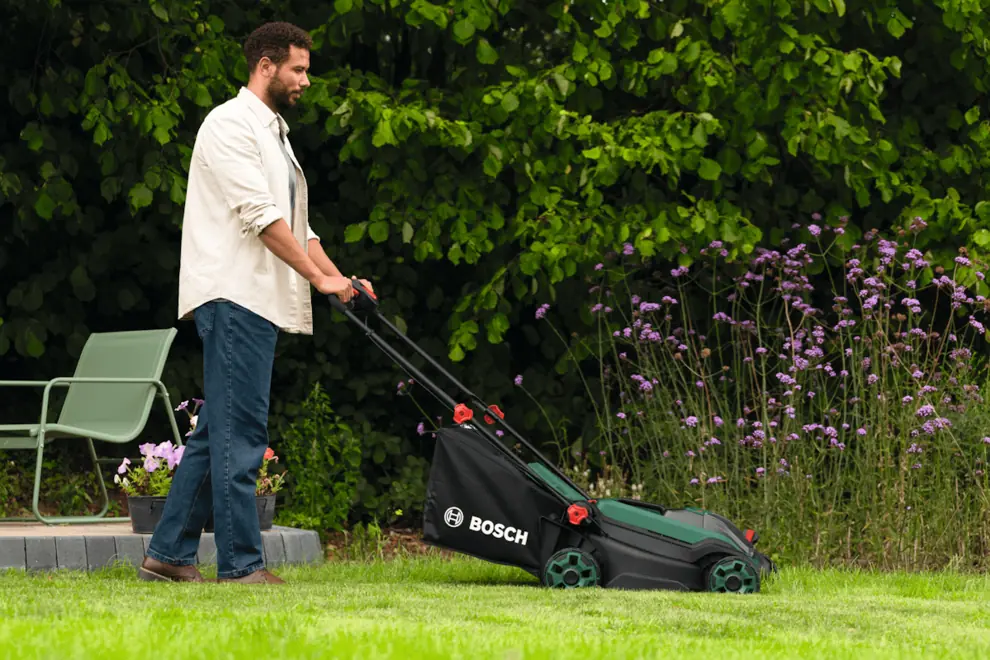 Bosch 06008B9M00 Rotak 18V2-38 akkus fűnyíró (2 x 4,0 Ah) kép 3