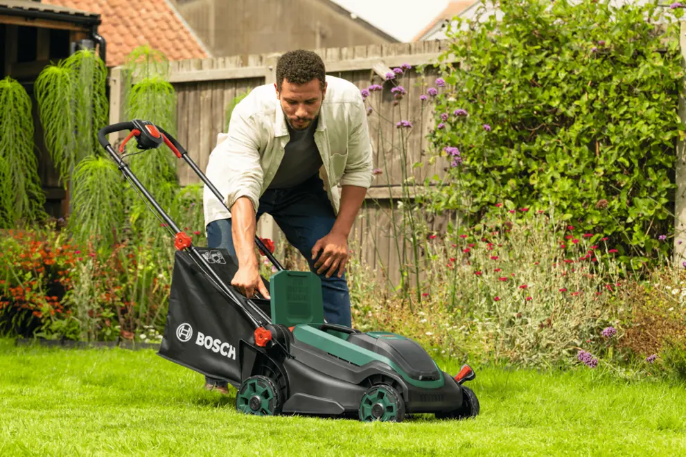 Bosch 06008B9M00 Rotak 18V2-38 akkus fűnyíró (2 x 4,0 Ah) kép 5
