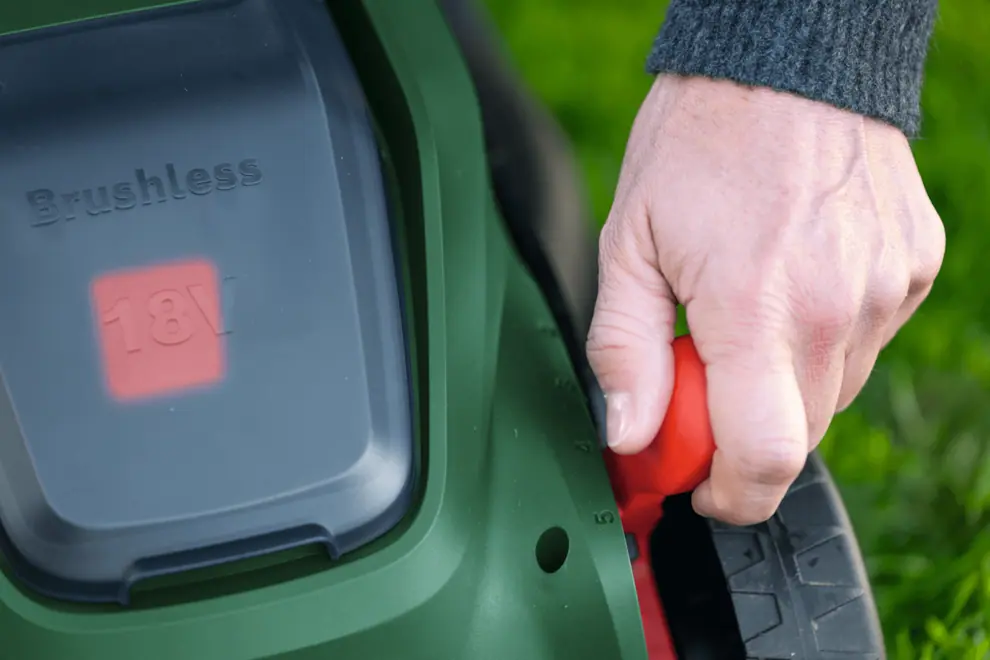 Bosch 06008B9P00 Rotak 18V-32 akkus fűnyíró (1 x 4,0 Ah) kép 4