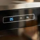 Ggm gastro MKD15NR Tejhűtő – kávégépekhez - 300 mm - 15 liter - digitális vezérlés - 1 üvegajtó & LED‑világítás - tejcső‑átvezető nyílással - fekete kép 9